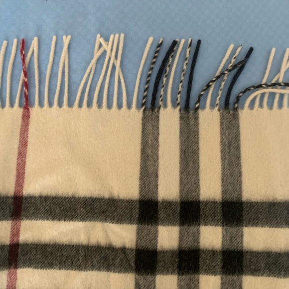 Burberry Classic Cashmere Scarf - Picture 2 of 4